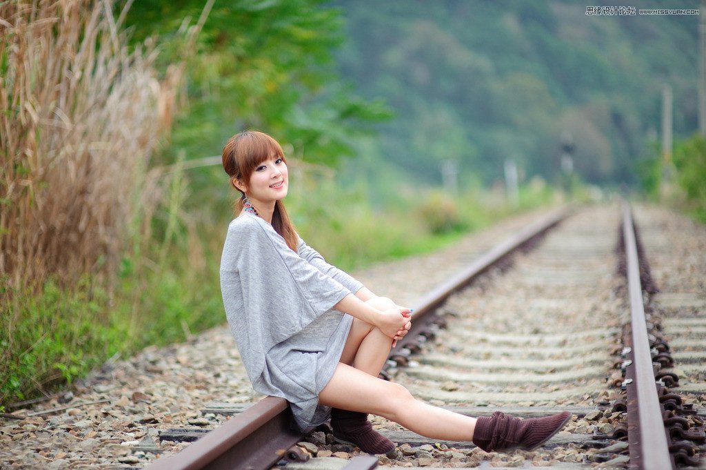 Photoshop调出铁轨上美女唯美柔色效果,PS教程