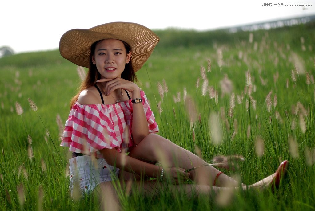 PS给草丛人像照片添加唯美的落日美景美化教程