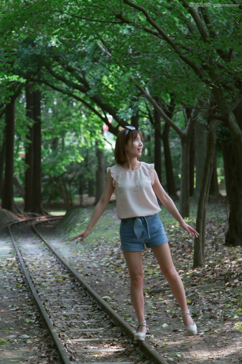 Photoshop给铁道散布的女孩添加甜美光效,PS教程,