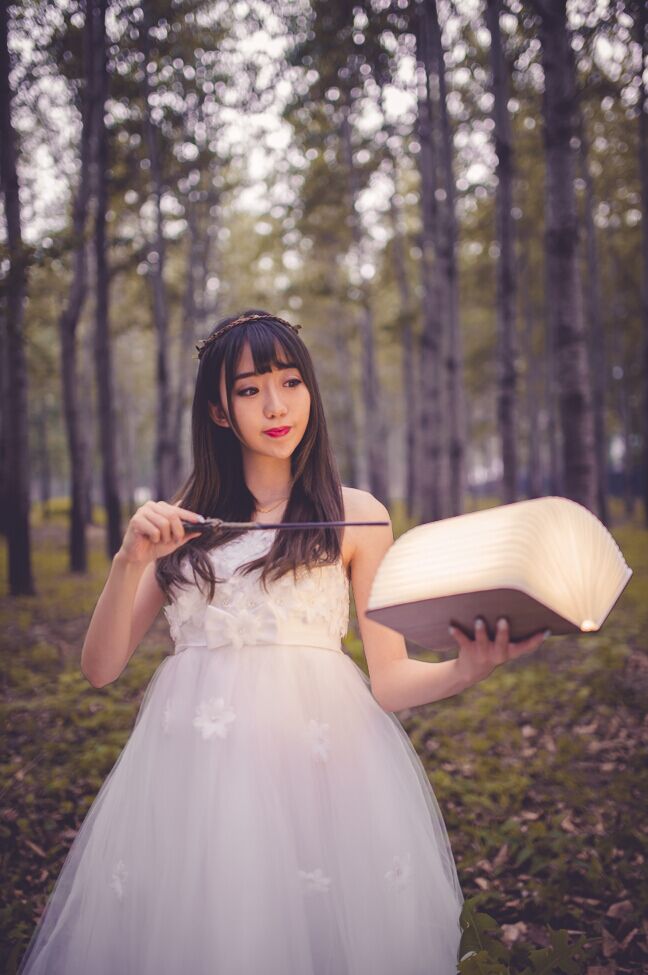 PS美化给森林人像照片添加魔法施法场景效果