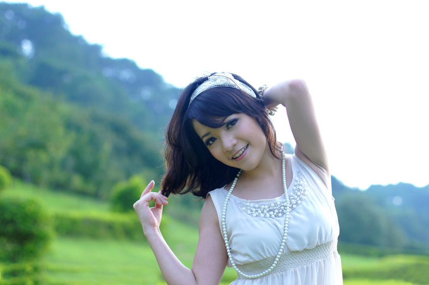 Photoshop巧用钢笔和通透给外景美女人像抠图,PS教程,